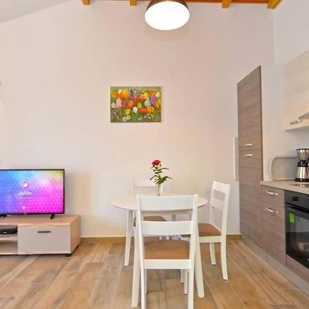 Apartment Vesna For 2, Free Parking And Wi-Fi Pula Bagian luar foto