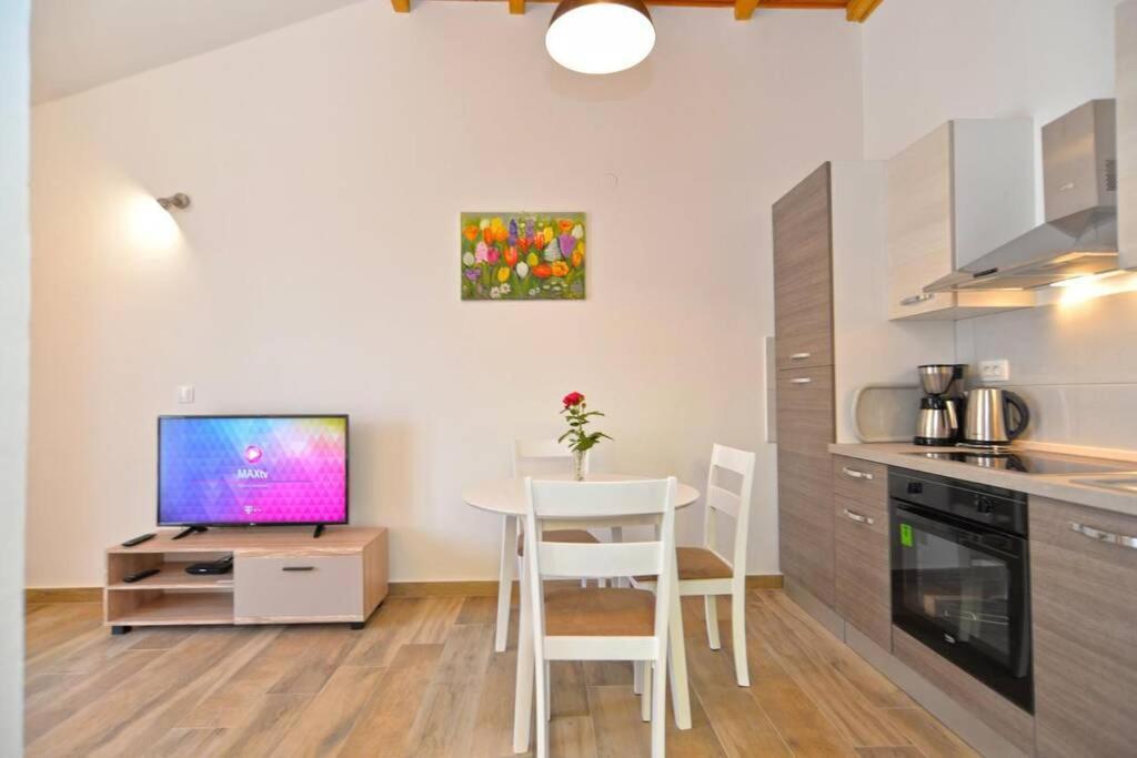 Apartment Vesna For 2, Free Parking And Wi-Fi Pula Bagian luar foto
