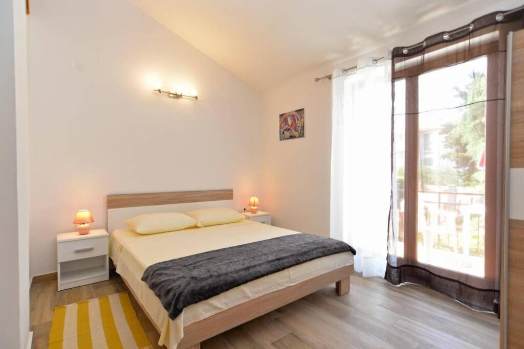 Apartment Vesna For 2, Free Parking And Wi-Fi Pula Bagian luar foto